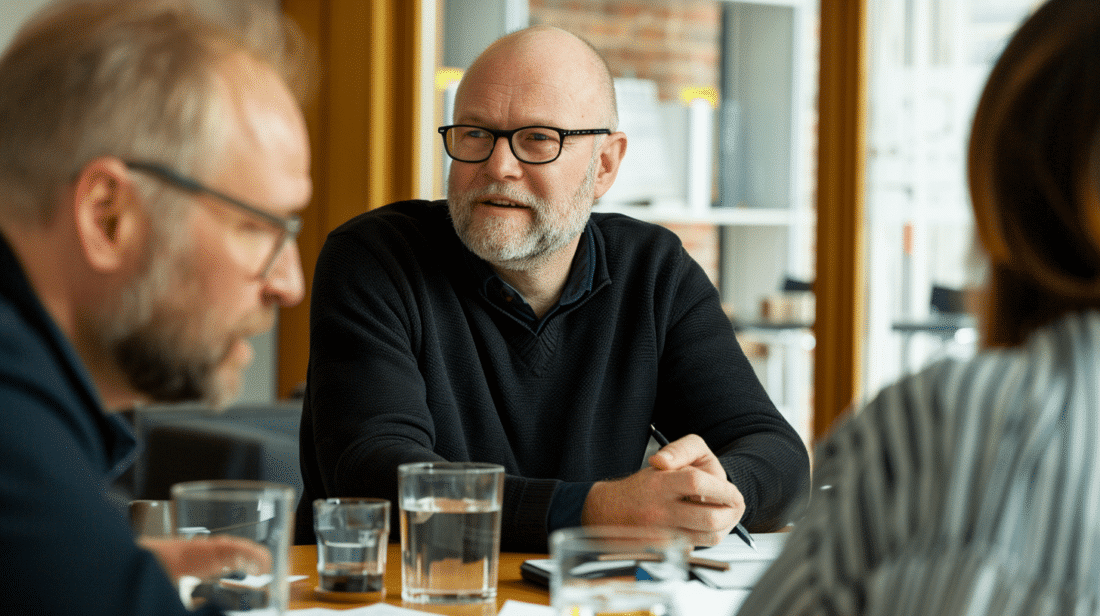 Wie Sie und Ihr Unternehmen von einem Betriebsarzt profitieren 1 Betriebsarzt mit drei Personen am Tisch